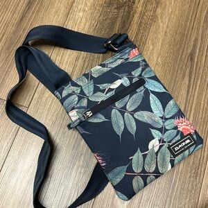 Dakine crossbody floral print